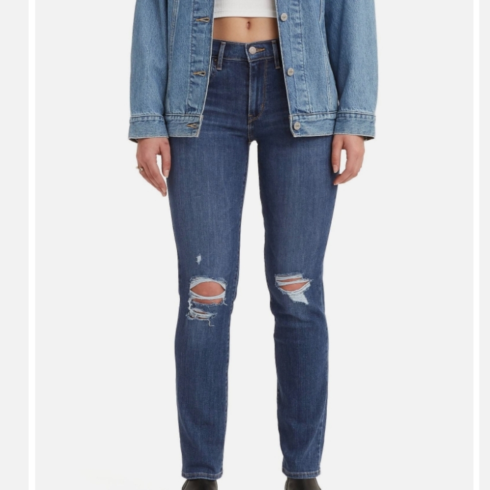 Levi's 724 high-rise straight distressed knee. LIKE NEW! Size W33 L30